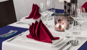 Serviette in Bordeaux-Rot